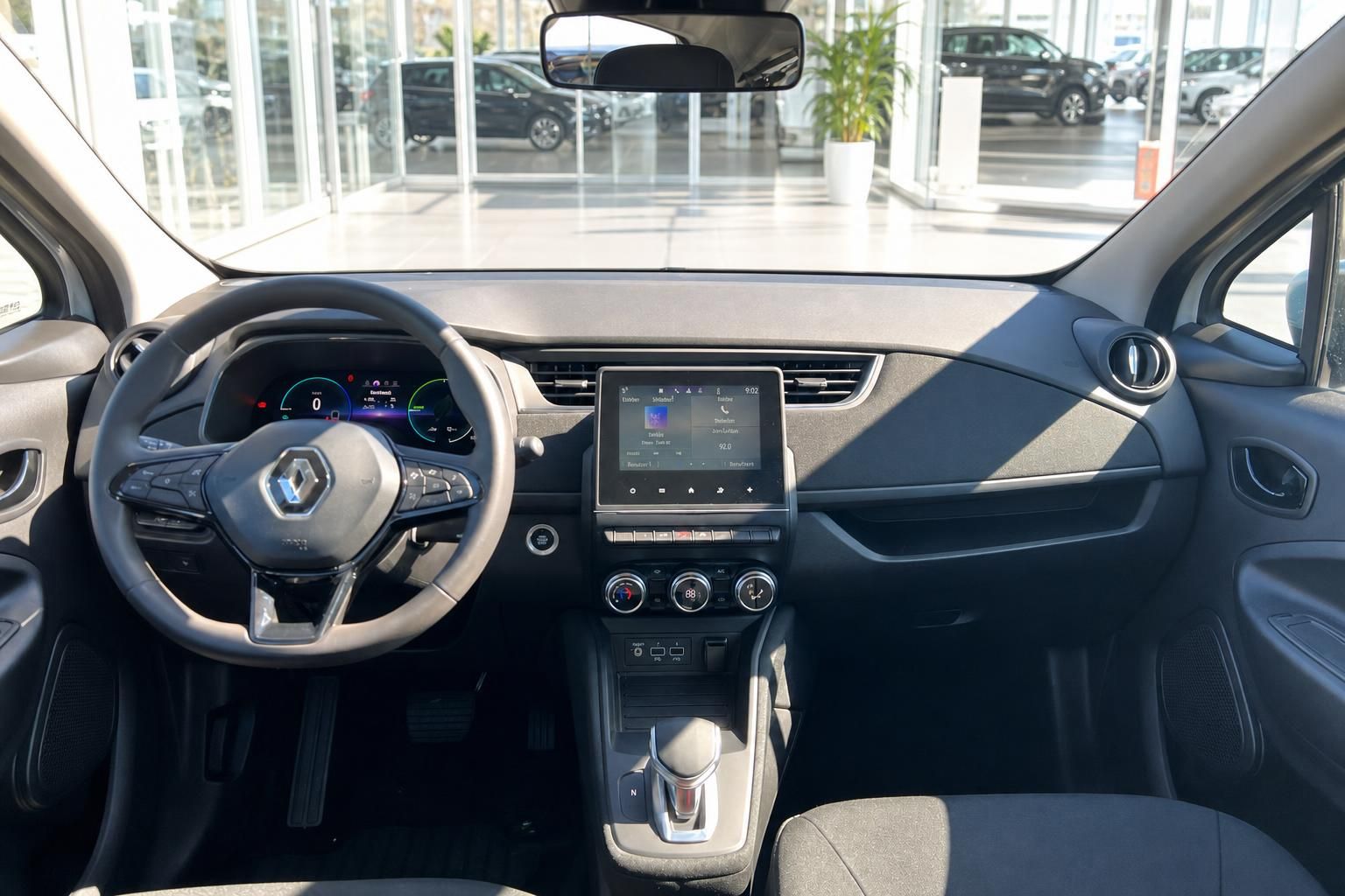 Renault ZOE Armaturenbrett mit digitalem Display, Touchscreen und Klimabedienung im Innenraum