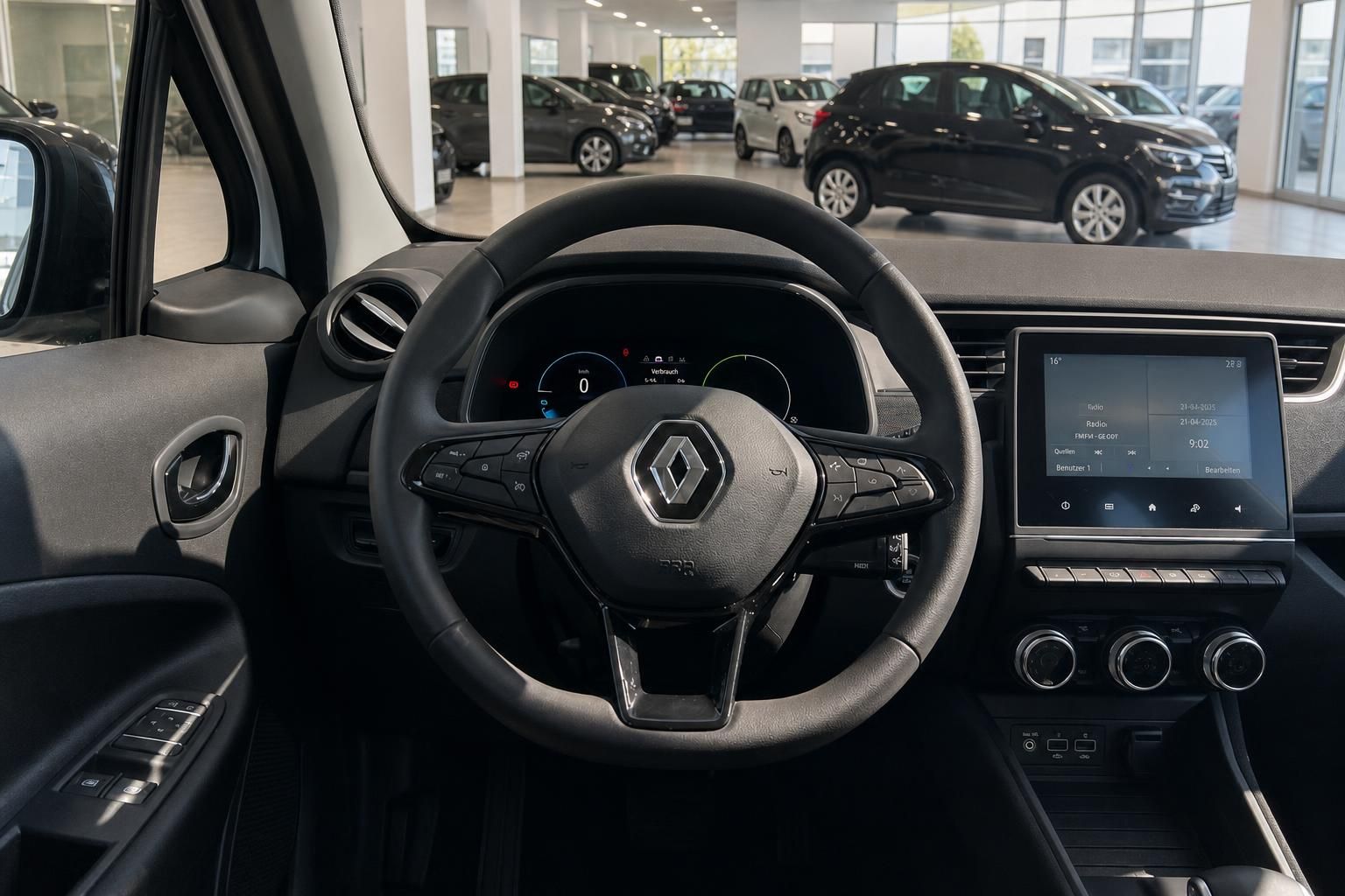 Renault Fahrzeug Cockpit mit Lenkrad, Armaturenbrett und Touchscreen-Infotainment
