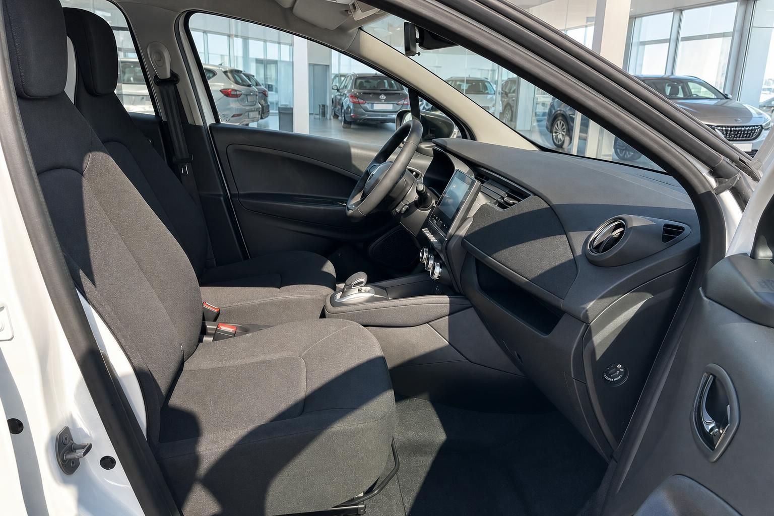 Renault Fahrzeug Innenraum Beifahrerseite mit Armaturenbrett und Stoffsitzen