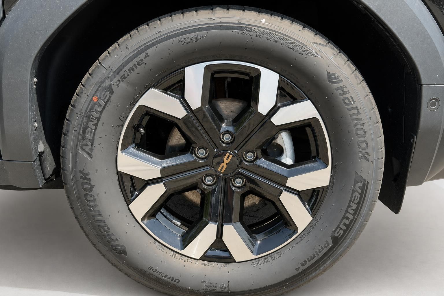 Nahaufnahme Leichtmetallfelge mit Hankook Reifen am Dacia Duster