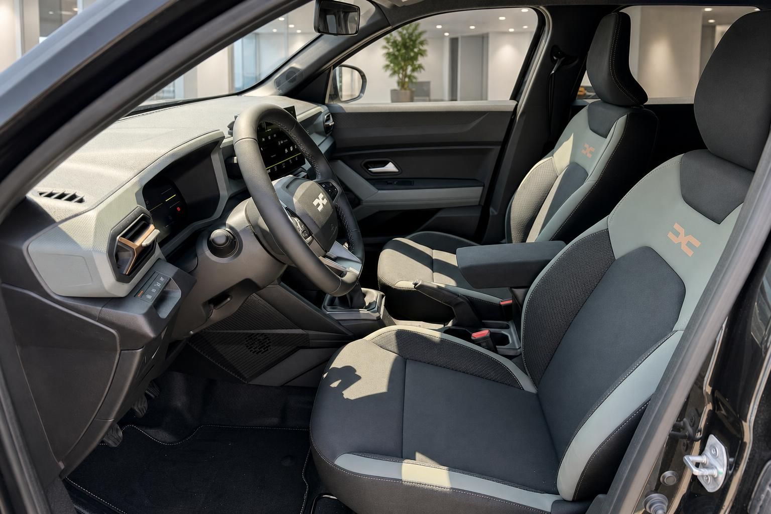 Dacia Duster Innenraum mit Vordersitzen und Armaturenbrett im Detail