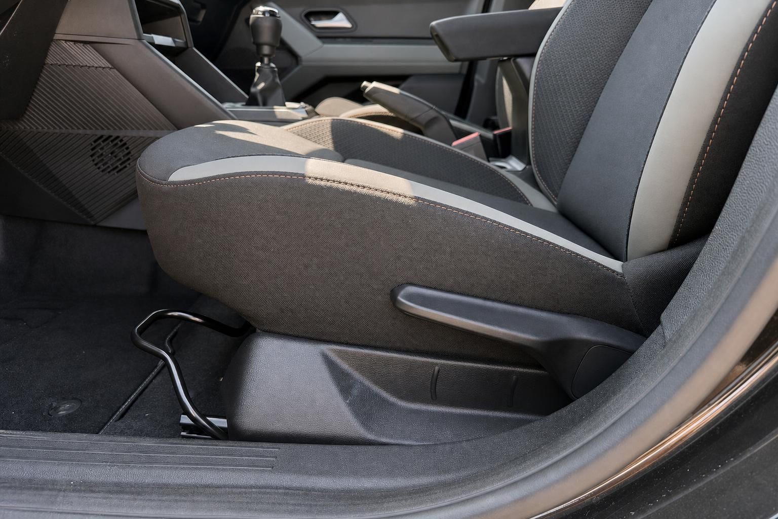 Detailansicht Vordersitz und Mittelkonsole im Dacia Duster Innenraum