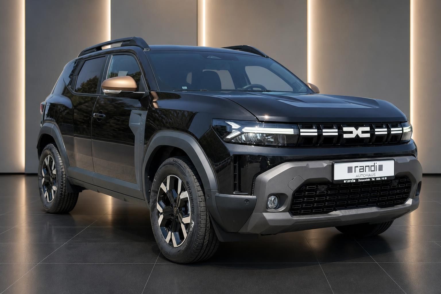 Dacia Duster schwarz SUV Frontansicht seitlich mit Bronze Aussenspiegel