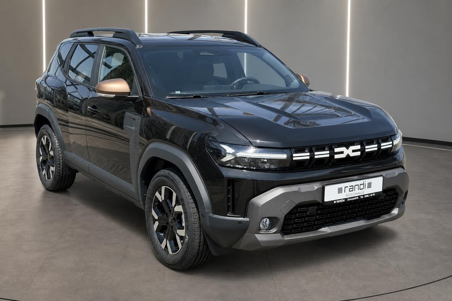 Dacia Duster schwarz SUV Frontansicht seitlich im Autohaus Showroom