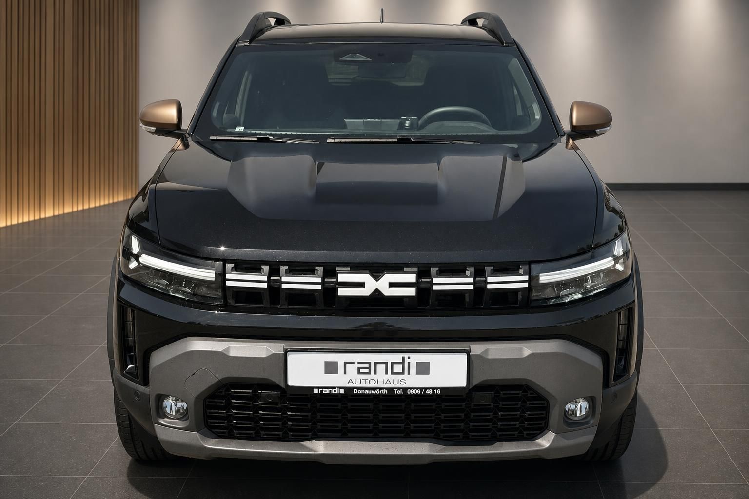 Dacia Duster schwarz SUV Frontansicht mit Kuehlergrill Detail