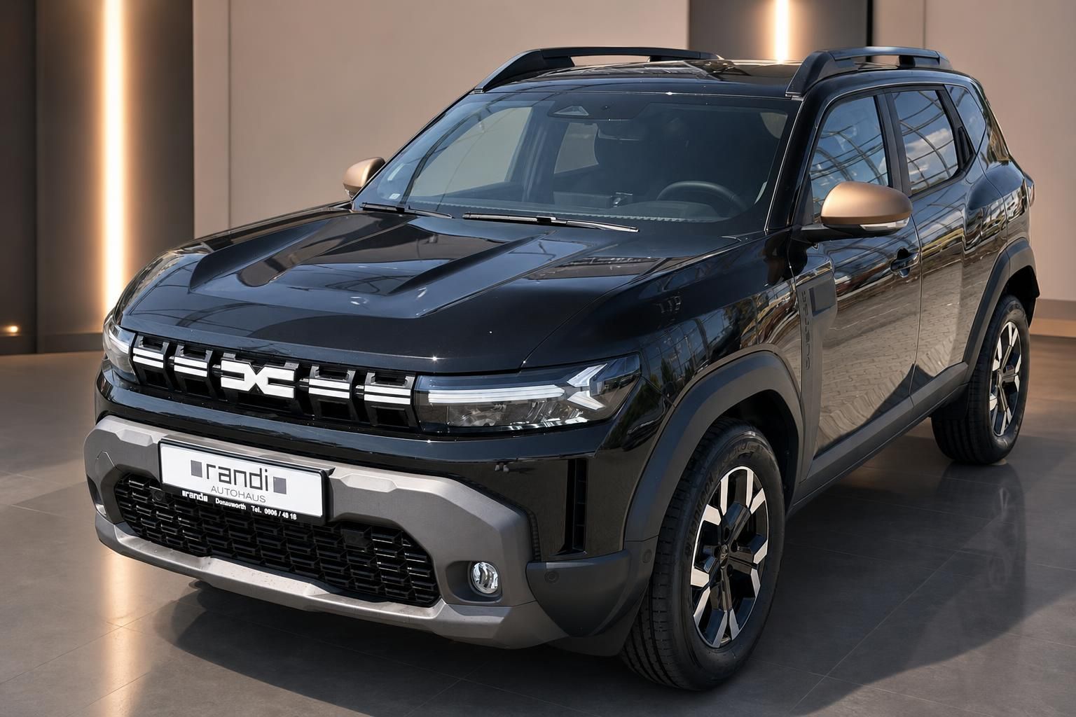 Dacia Duster schwarz Neuwagen Frontperspektive mit Dachreling