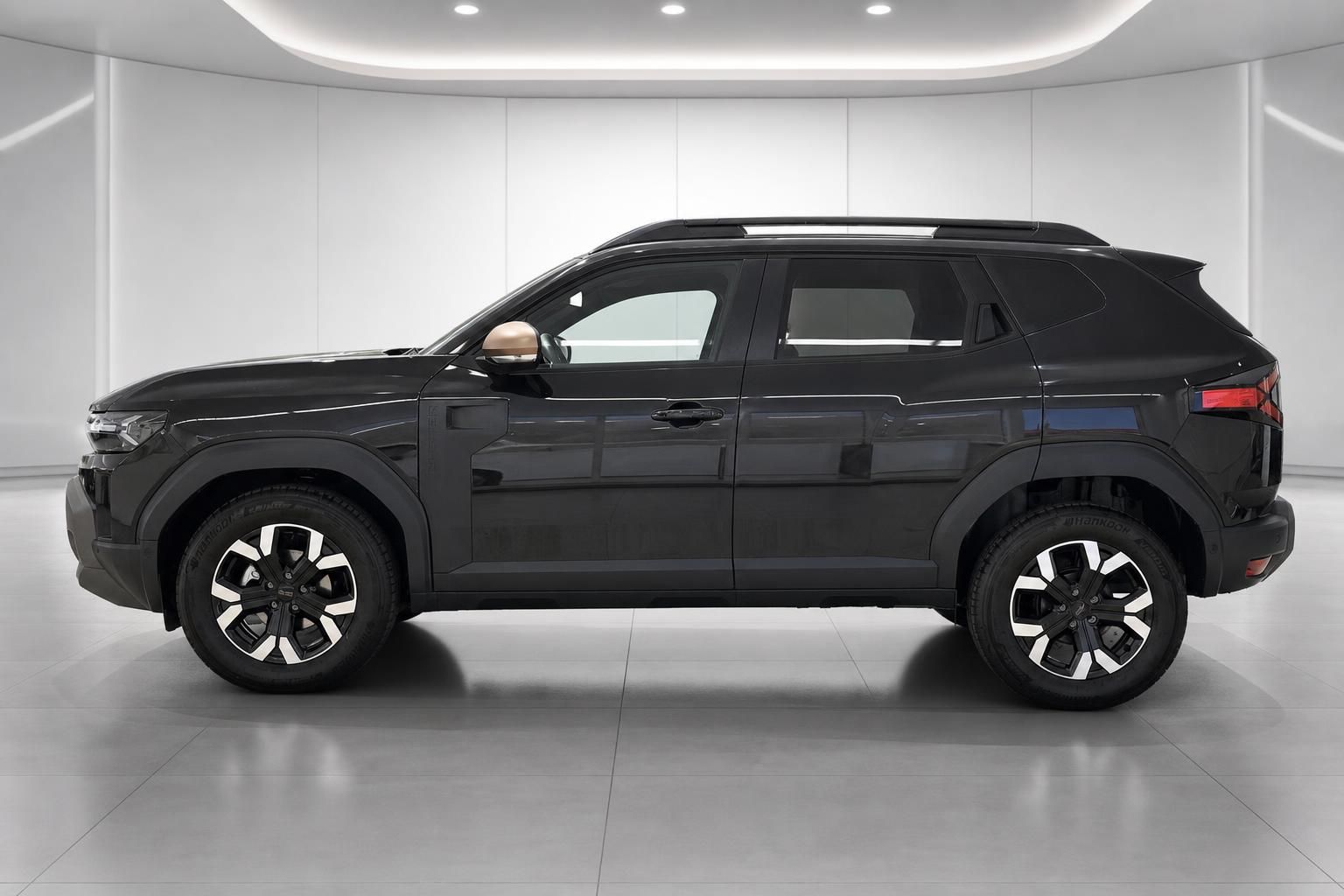 Dacia Duster schwarz SUV Seitenansicht Profil im Showroom