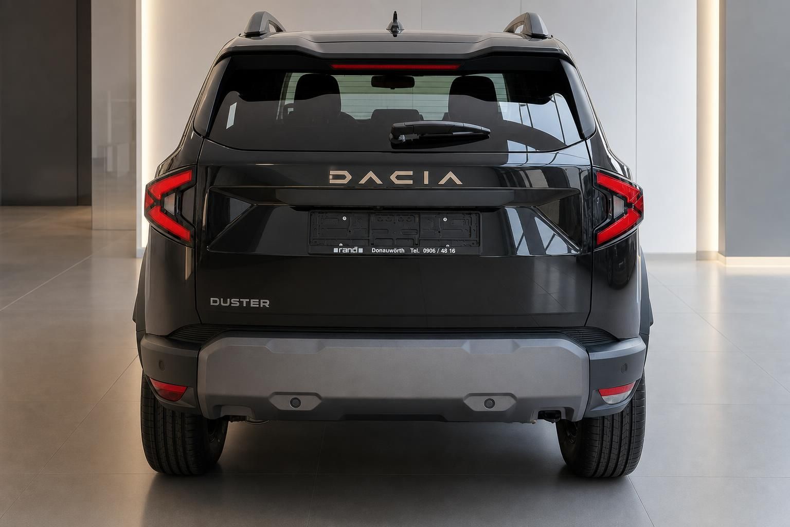 Dacia Duster schwarz Heckansicht im Autohaus