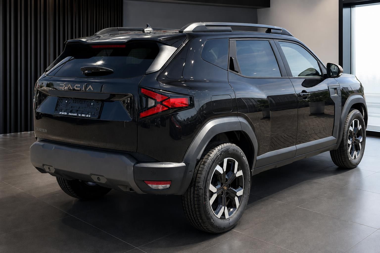 Dacia Duster schwarz Heck-Seitenansicht in Ausstellung