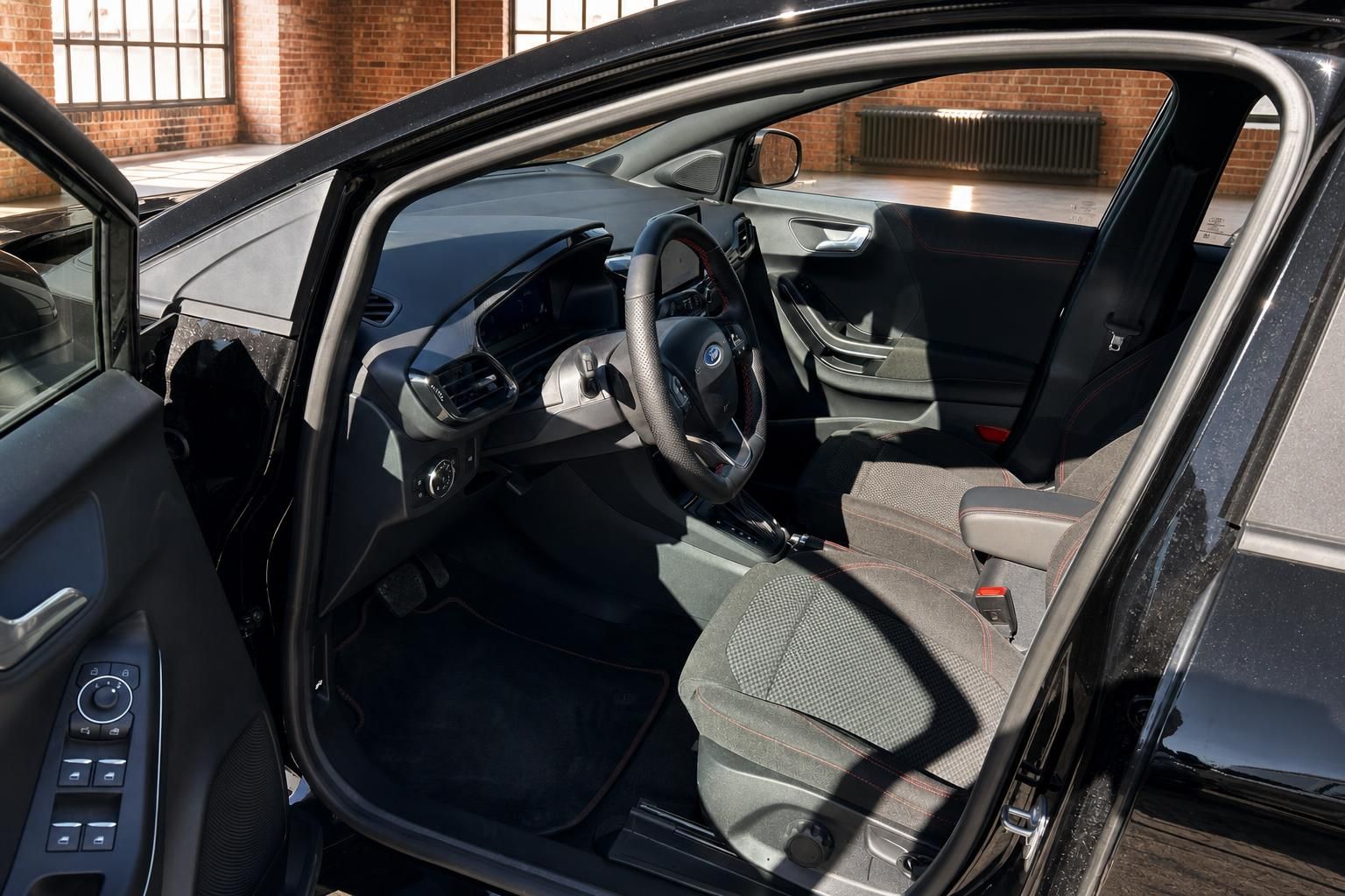 Ford Puma Innenraum mit Sportsitzen und Lenkrad, geöffnete Fahrertür