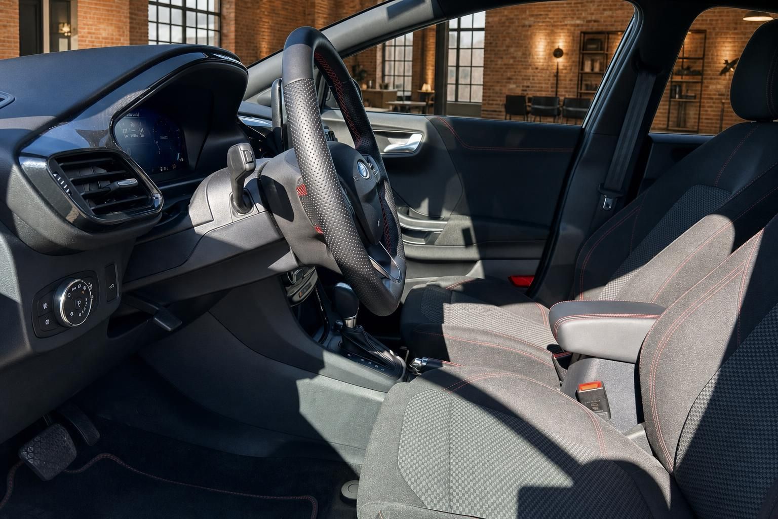Ford Innenraum Vordersitze mit Lenkrad und Mittelkonsole seitlich betrachtet