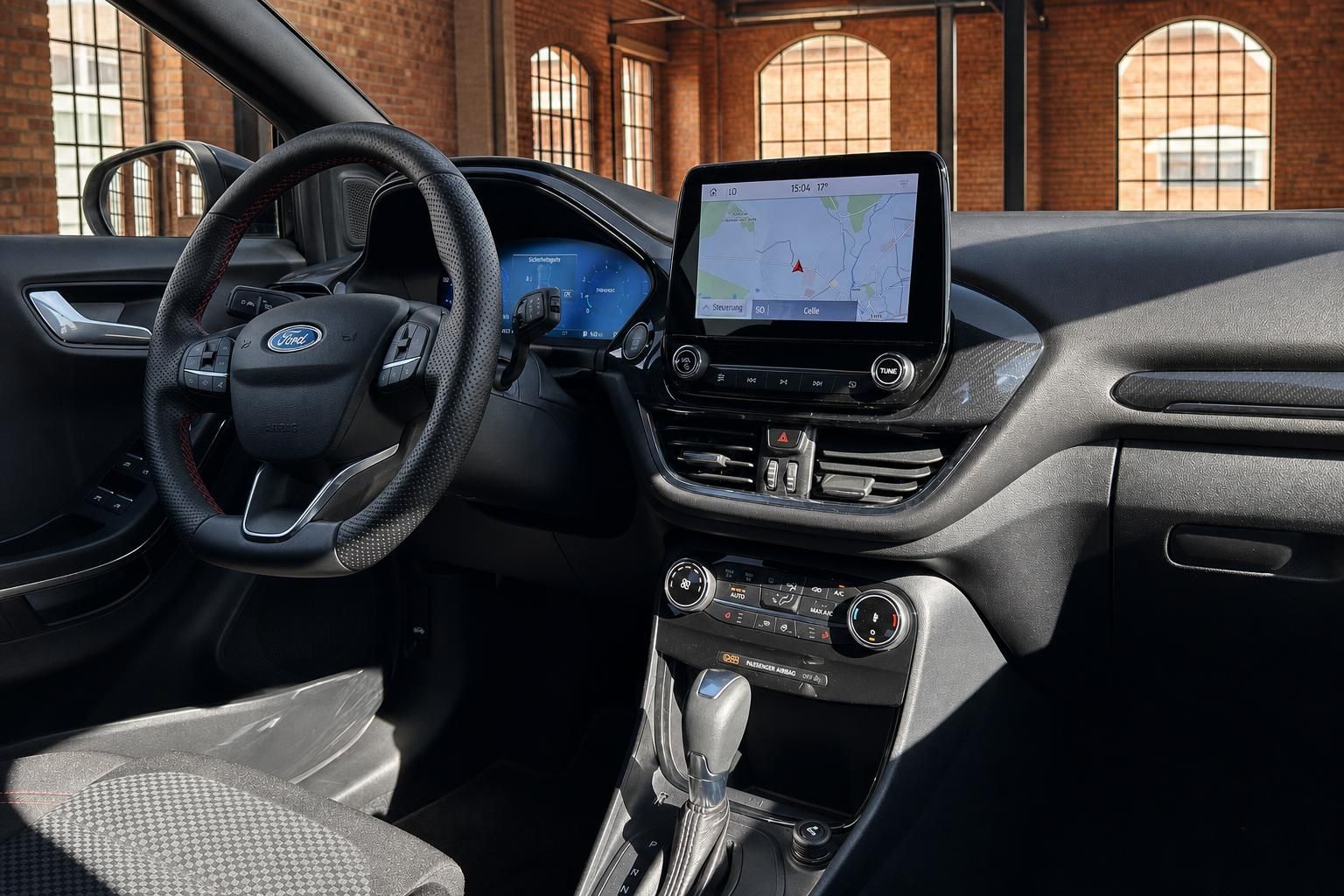 Ford Fiesta Cockpit mit Navigationssystem und Lederlenkrad im Detail