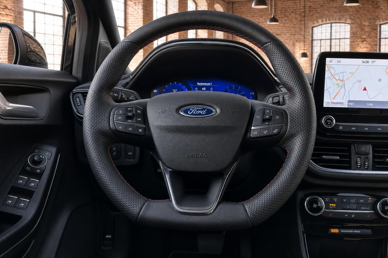 Ford Lenkrad Nahaufnahme mit Bedienelementen und Navigationsdisplay