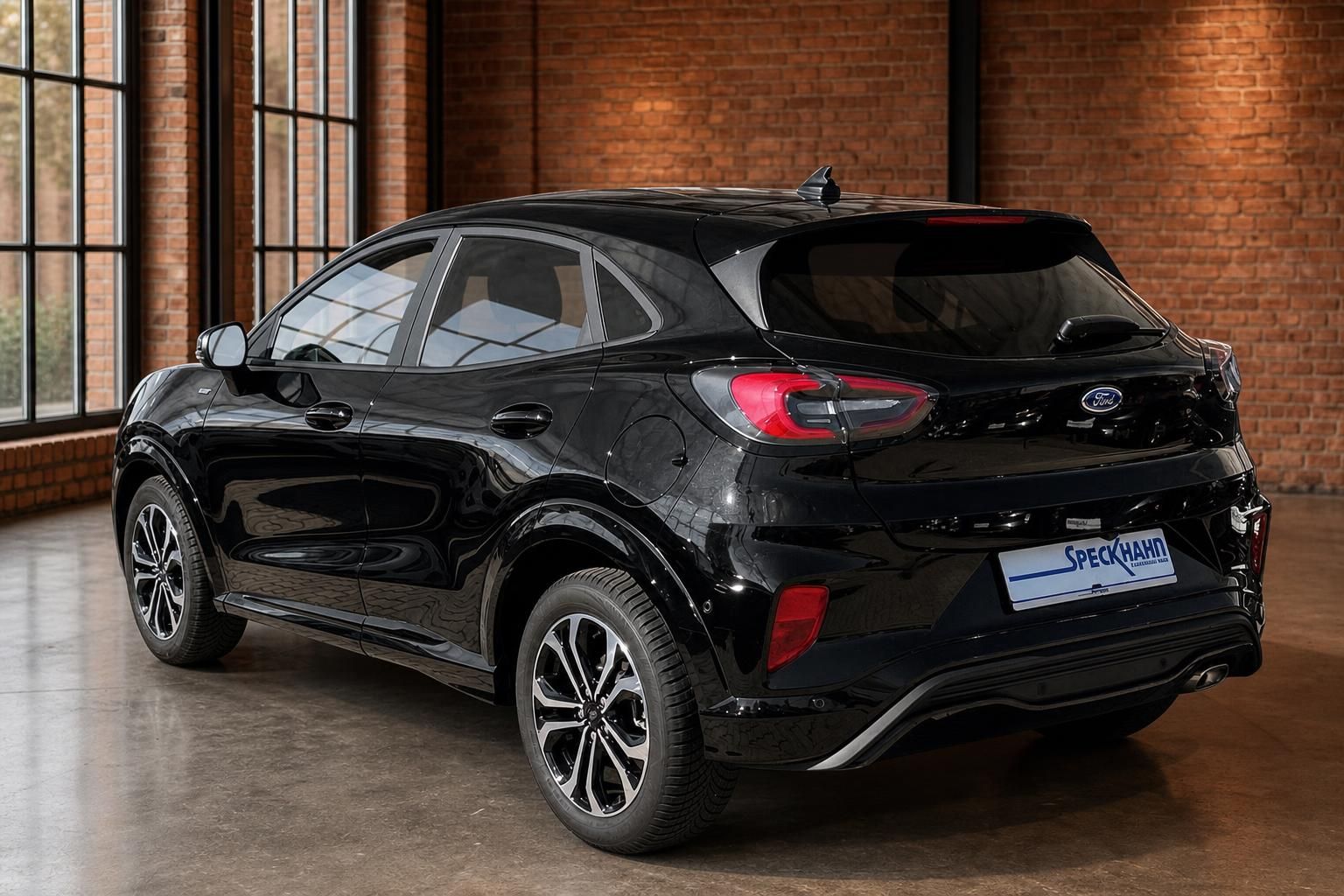 Ford Puma schwarz Heck seitlich mit Leichtmetallfelgen