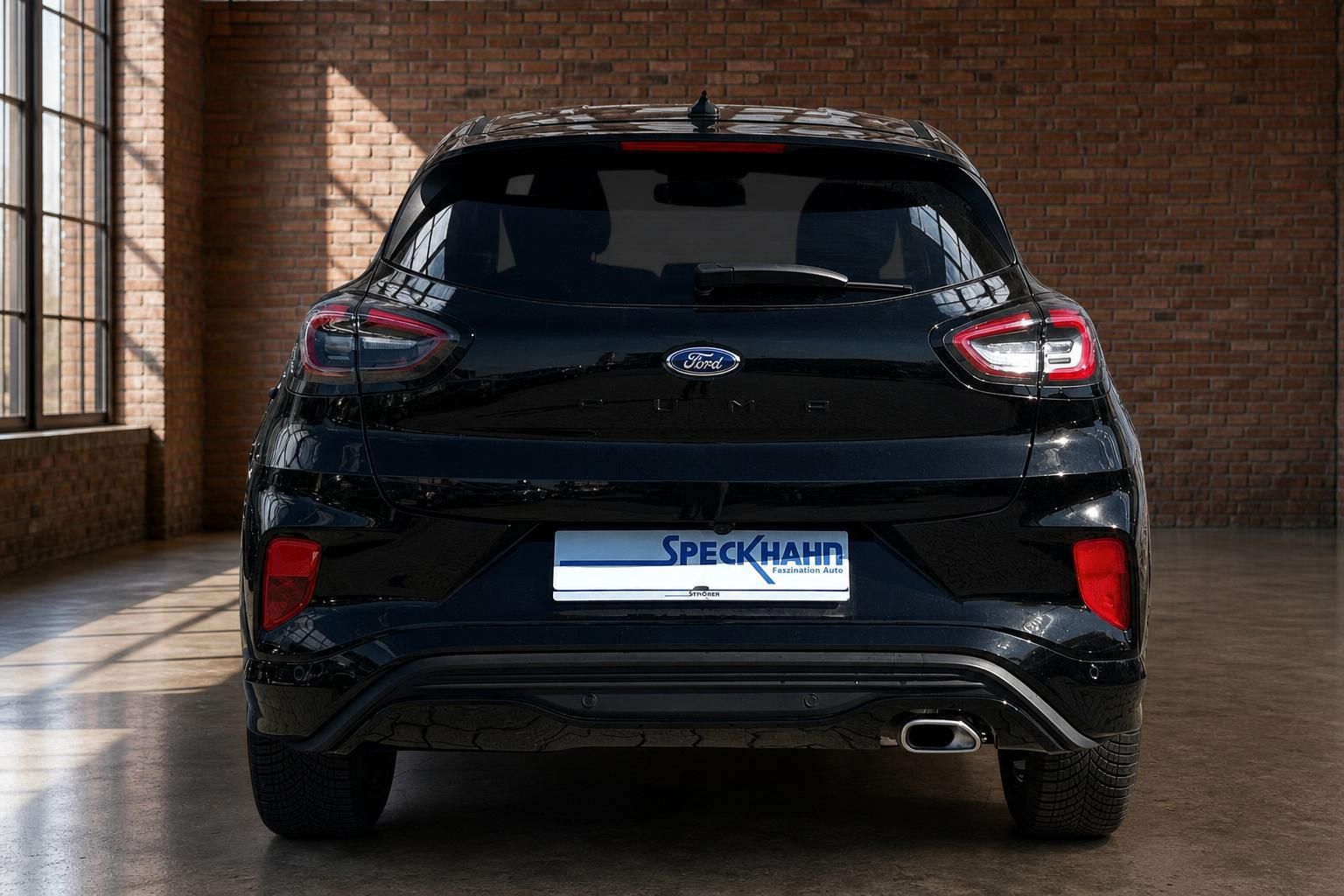 Ford Puma schwarz Heckansicht mit LED-Rückleuchten in Showroom