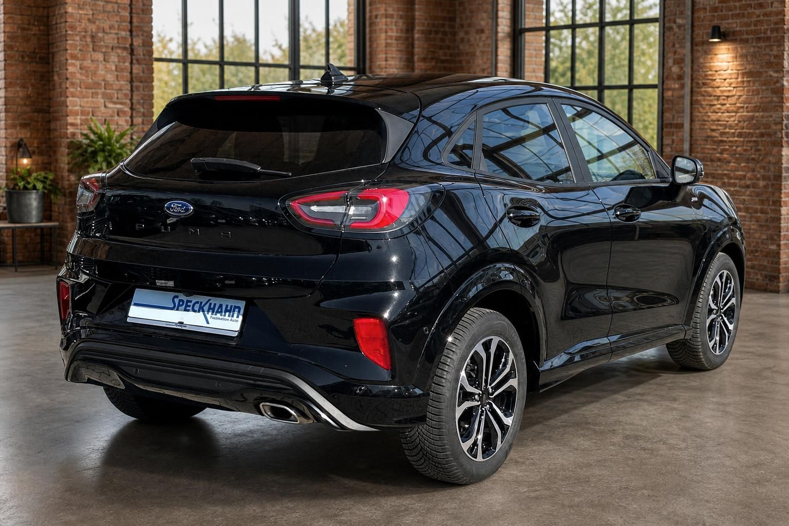Ford Puma schwarz Seiten- und Heckansicht im Showroom