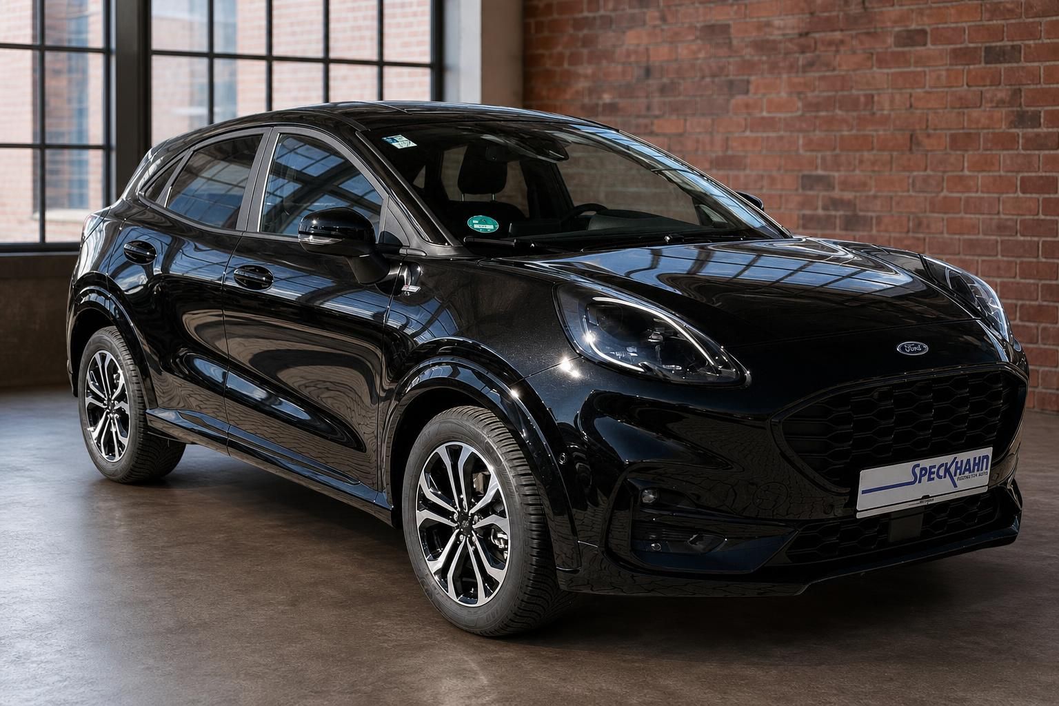 Ford Puma schwarz Frontansicht schräg im Loftambiente