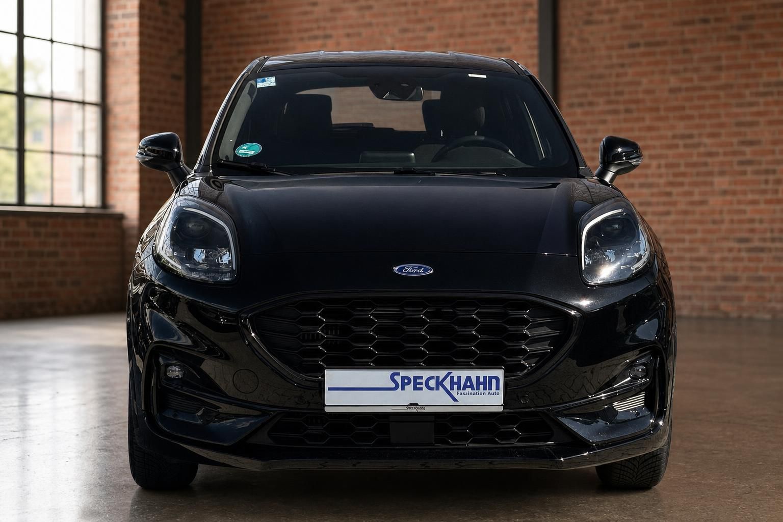 Ford Puma schwarz Frontansicht mit LED-Scheinwerfern in Schauraum
