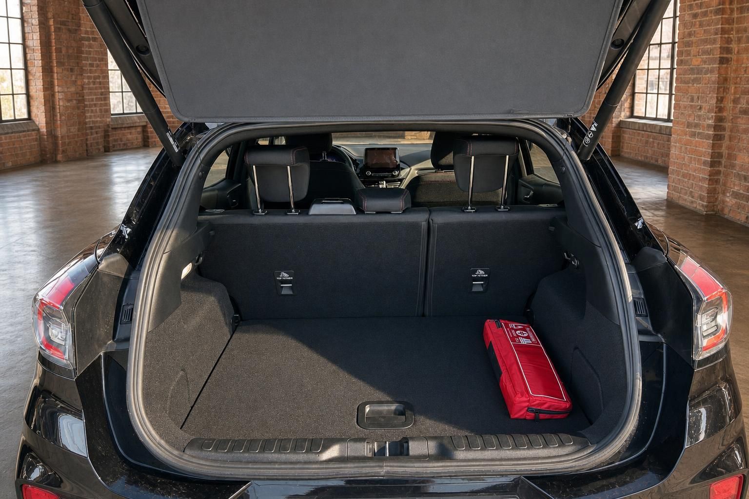 Ford Puma Kofferraum mit geöffneter Heckklappe und roter Tasche