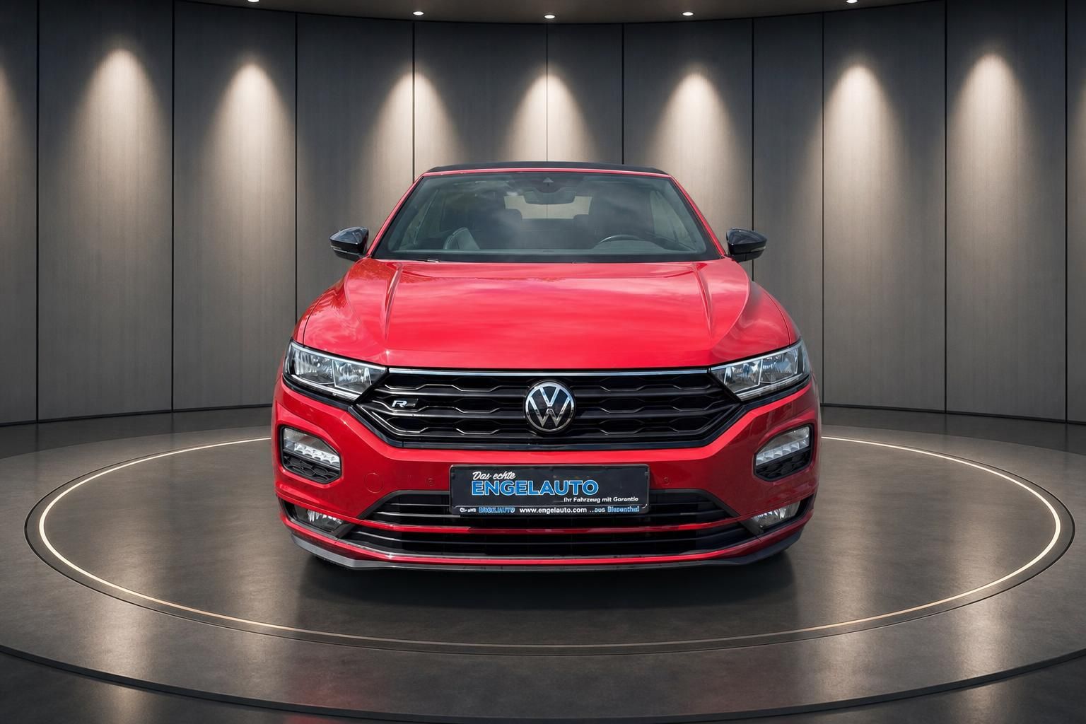 VW T-Roc Cabriolet R-Line rot Frontansicht im Showroom