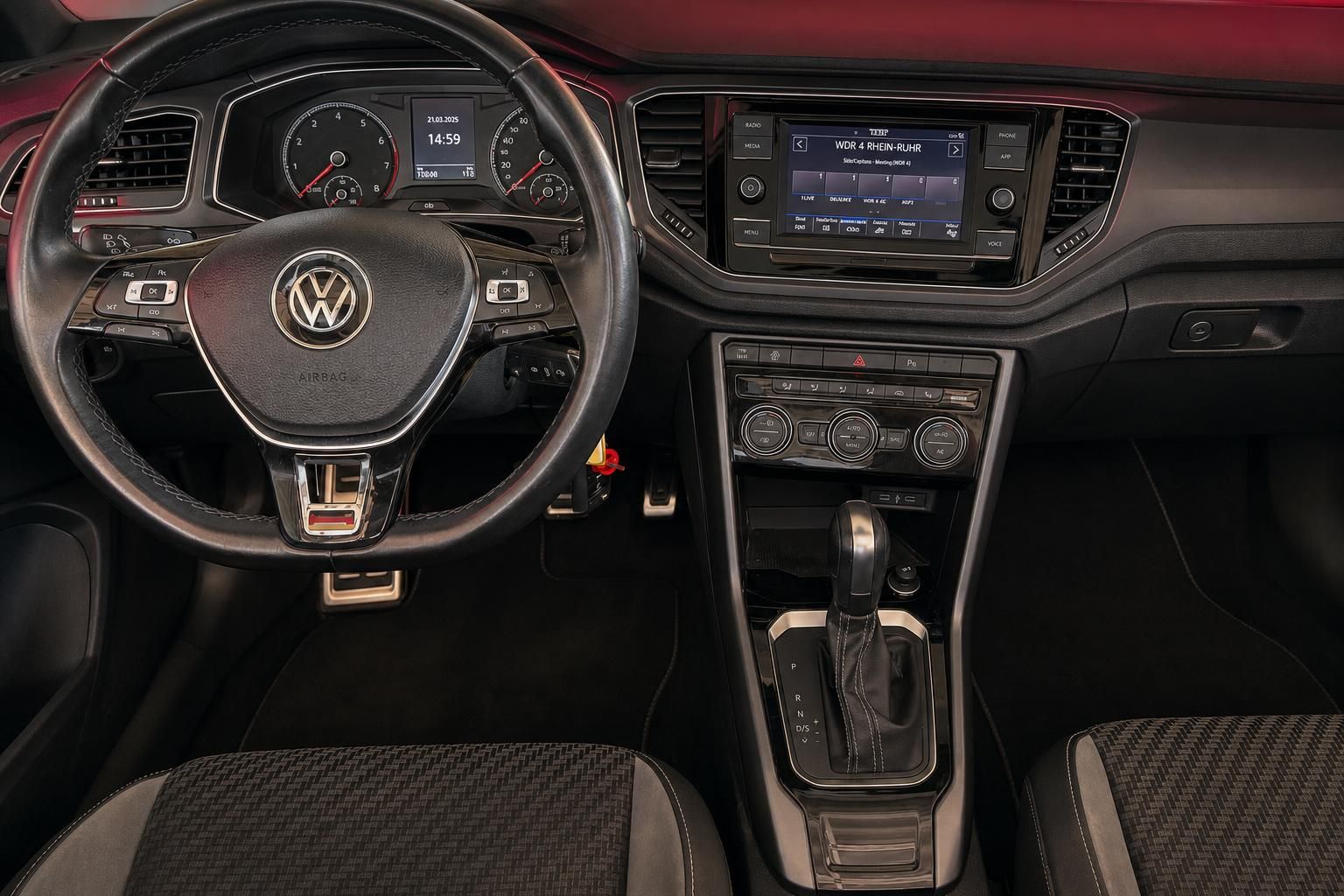 VW T-Roc Cockpit mit Lenkrad und Infotainment-Display