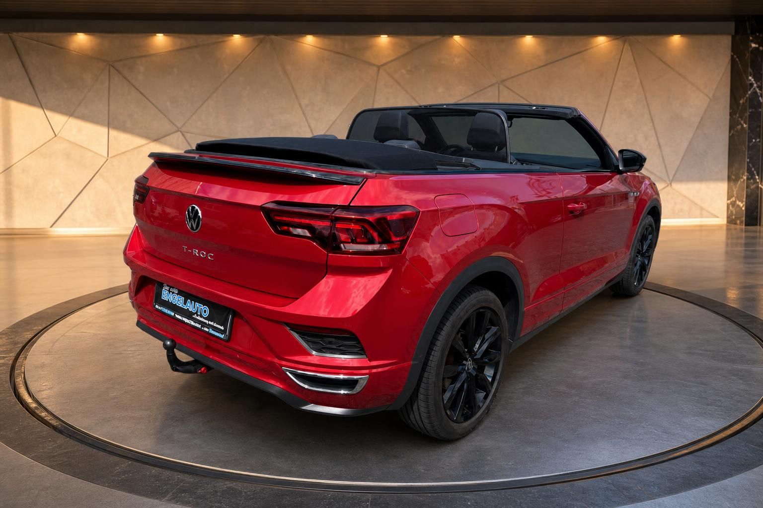 VW T-Roc Cabriolet rot, Heckansicht mit offenem Verdeck im Showroom