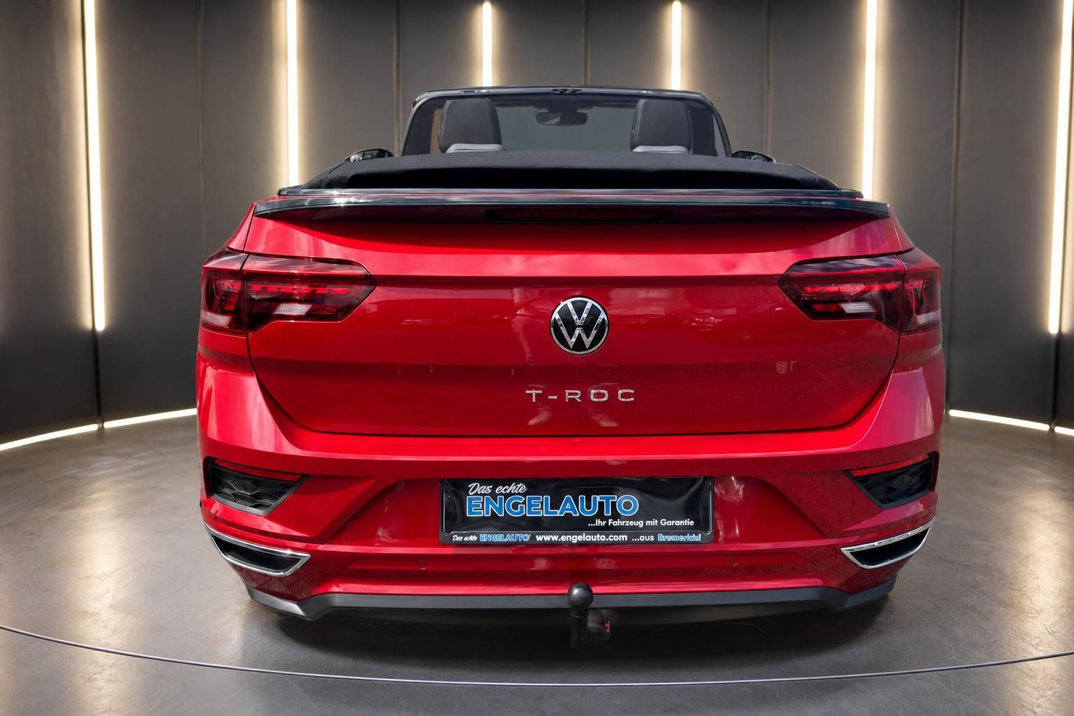 VW T-Roc Cabriolet rot, Heckansicht mit offenem Verdeck und Anhaengerkupplung