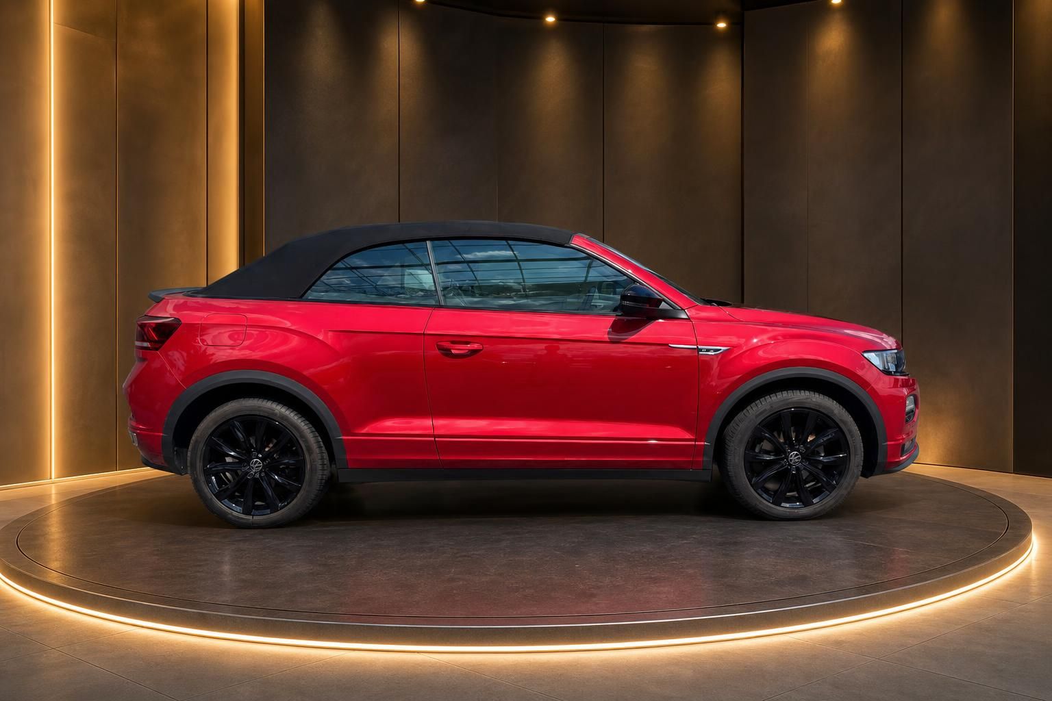 VW T-Roc Cabriolet rot mit geschlossenem Verdeck, Seitenansicht im Showroom