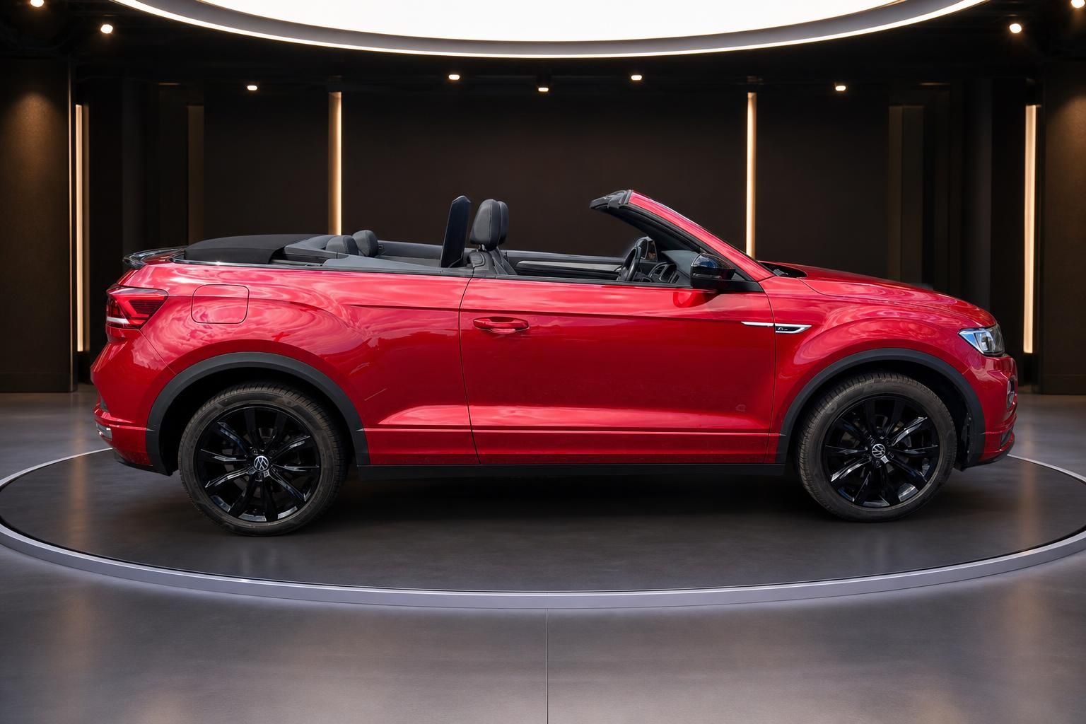 VW T-Roc Cabriolet rot mit offenem Verdeck, Seitenansicht im Showroom
