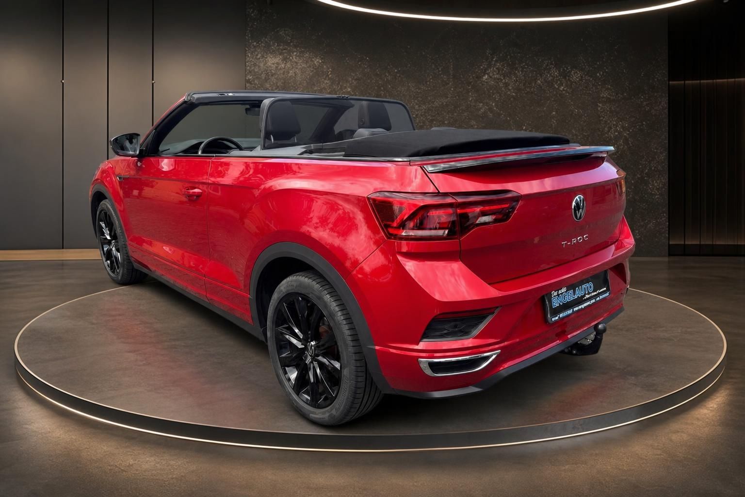 VW T-Roc Cabriolet rot Heck-Seitenansicht in Showroom
