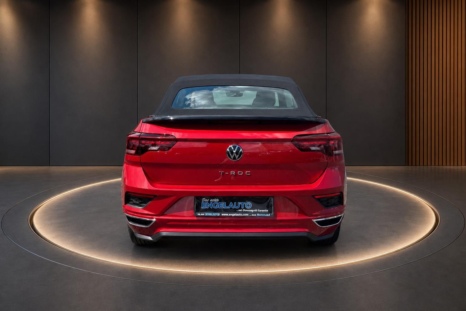 VW T-Roc Cabriolet rot Heckansicht frontal im Showroom