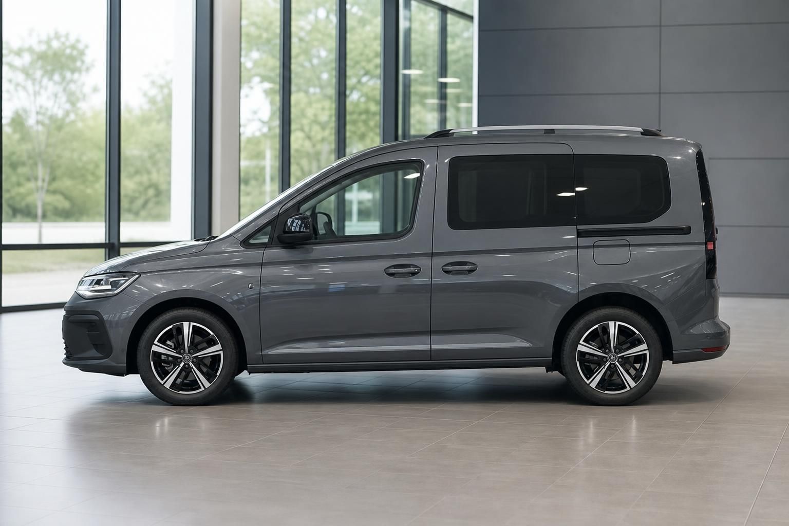 VW Caddy grau Seitenansicht im Autohaus Showroom