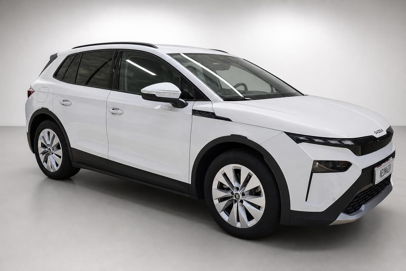 Skoda Elroq weiß Frontansicht schräg im Studio
