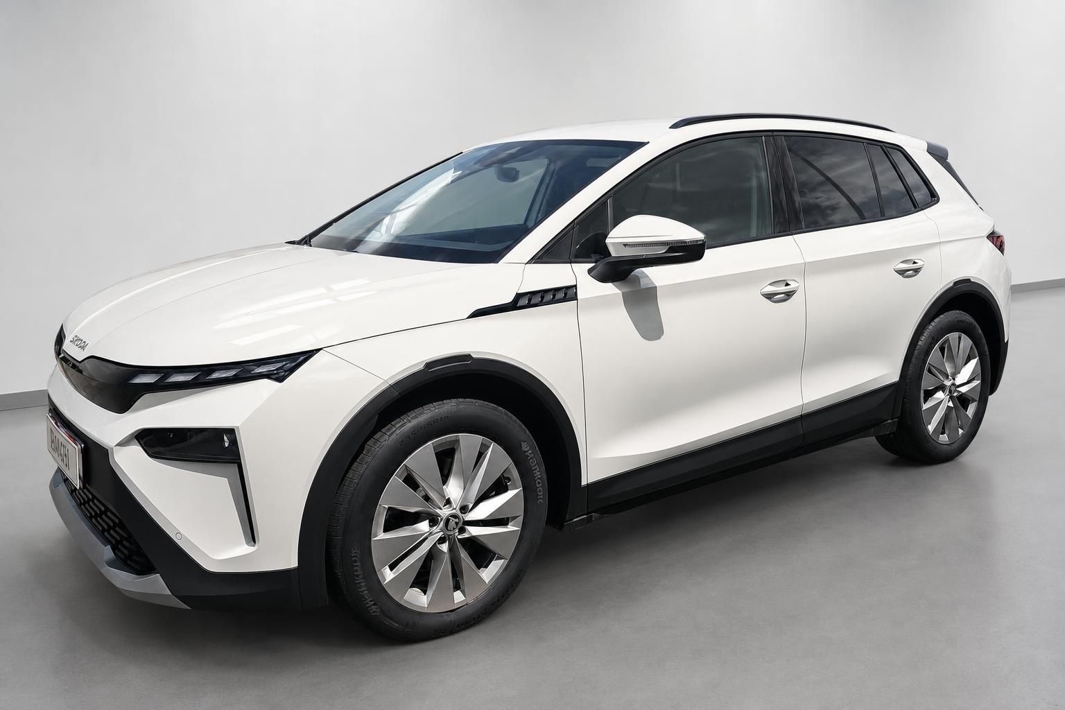 Skoda SUV weiß Seitenansicht mit Alufelgen