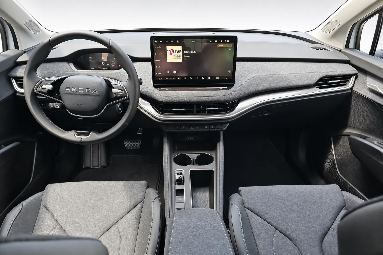 Skoda Cockpit mit Lenkrad und Infotainment Display