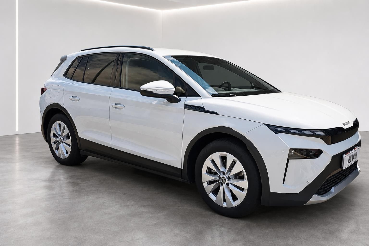 Weißer Skoda SUV Neuwagen, Seitenansicht vorne im Showroom
