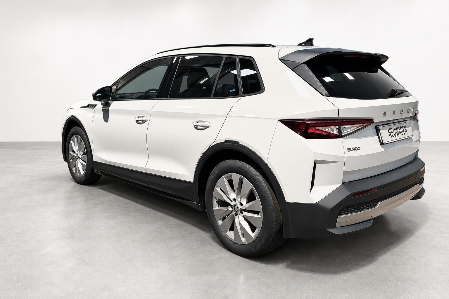 Skoda Elroq weiß Heckansicht seitlich im Studio