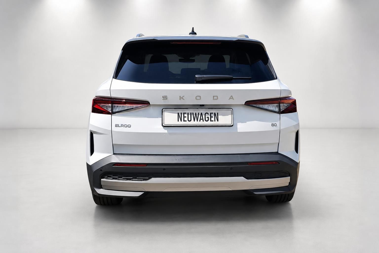 Skoda Elroq weiß Heckansicht frontal im Fotostudio