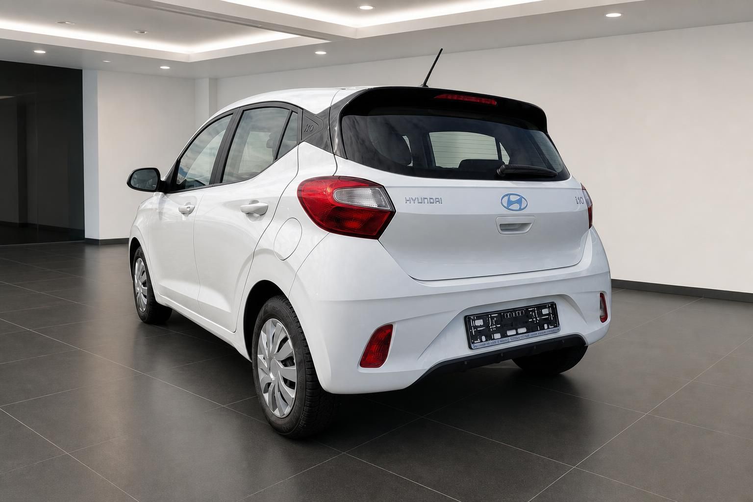Hyundai i10 weiß Heckansicht mit Kennzeichenhalter