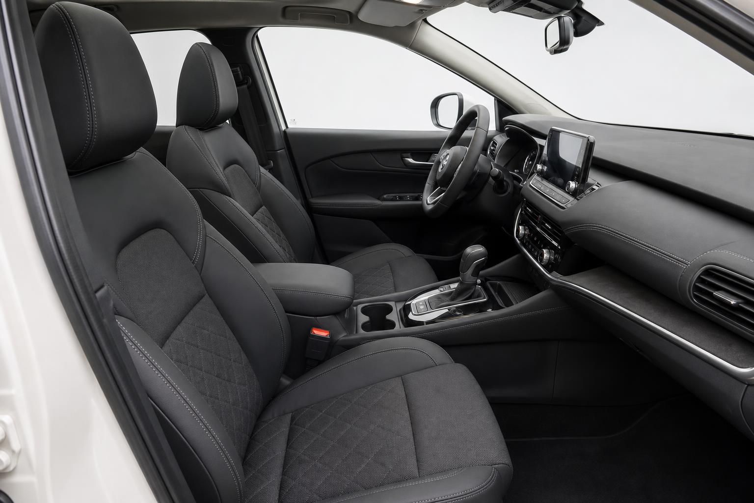 Fahrzeug Innenraum mit schwarzen Sitzen und Cockpit im Detail