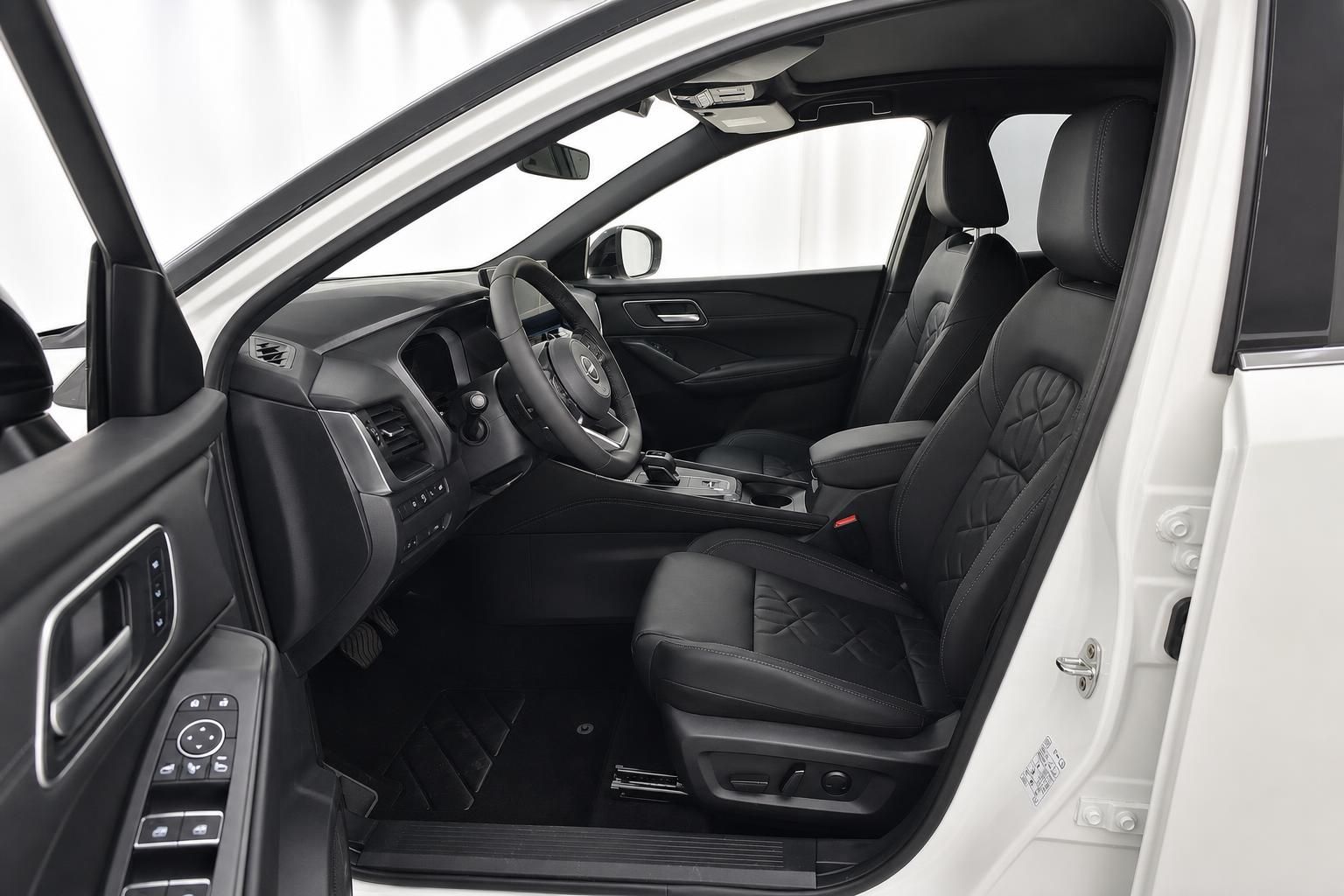 Nissan Innenraum mit Ledersitzen und Cockpit durch offene Tuer