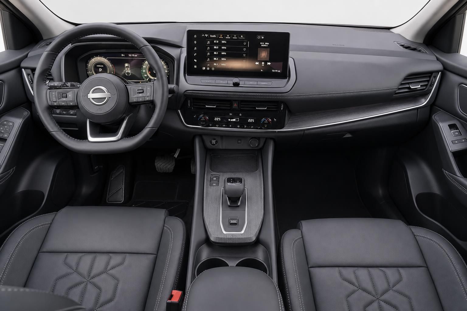 Nissan Cockpit mit Lenkrad, Sitzen und Infotainment-Display