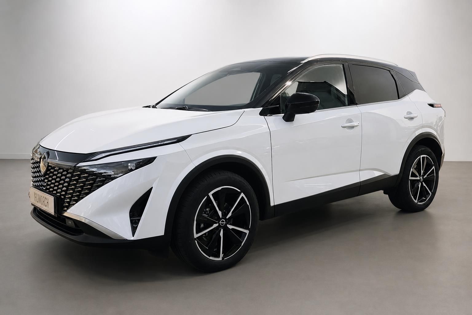 Nissan Qashqai weiß, Frontansicht schräg im Studio