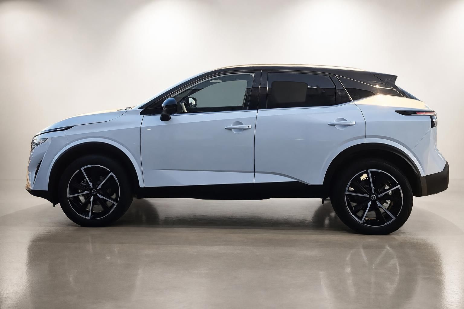 Nissan Qashqai weiß, Seitenansicht im Studio