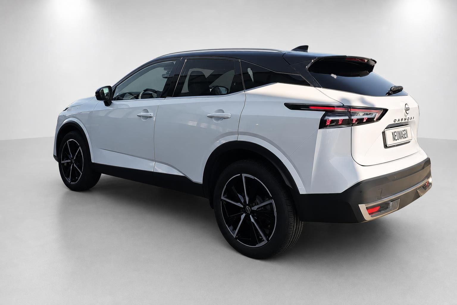 Nissan Qashqai weiß, Heckansicht schräg im Studio