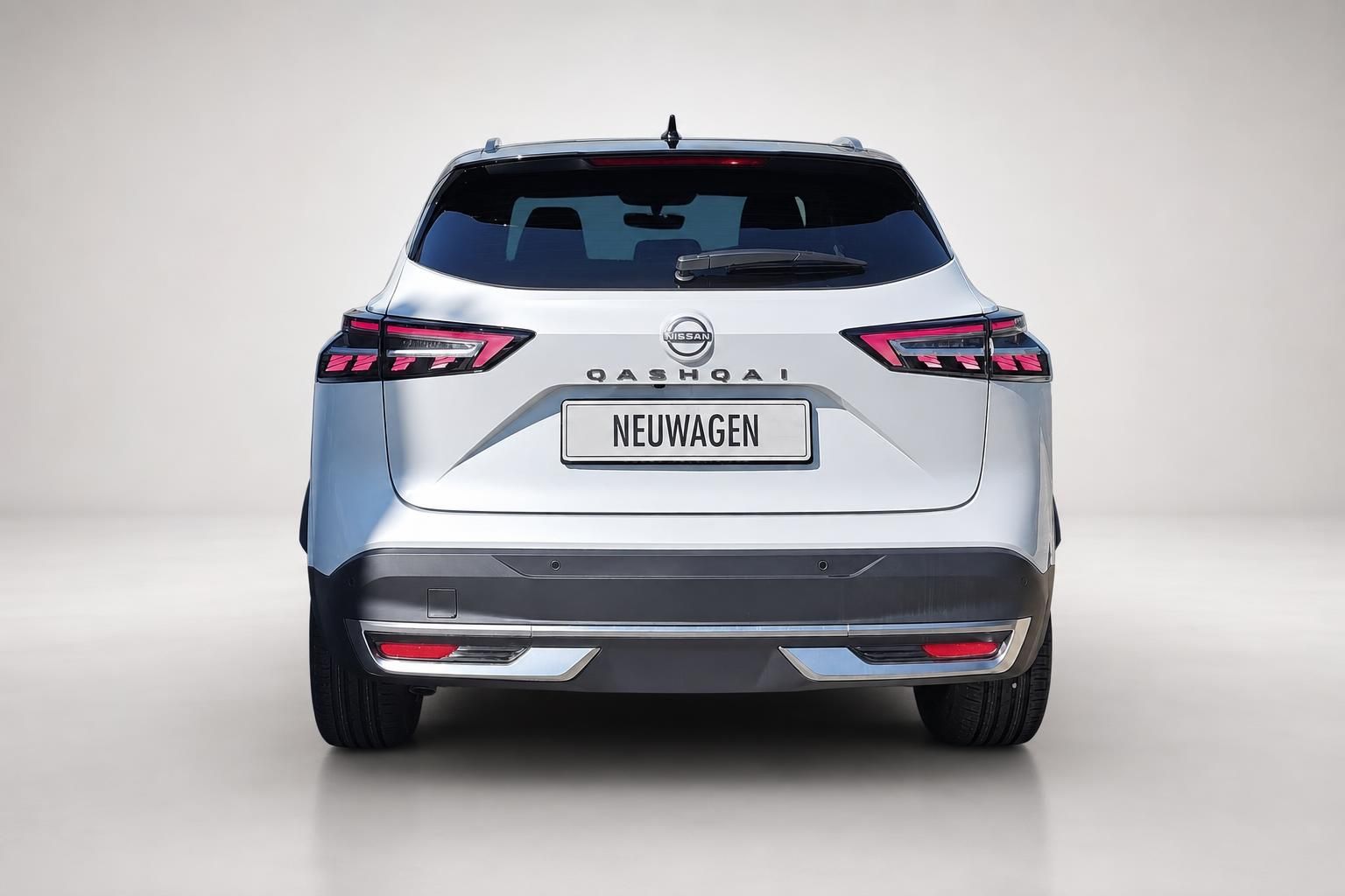 Nissan Qashqai Neuwagen Heckansicht in Weiß, Studioaufnahme