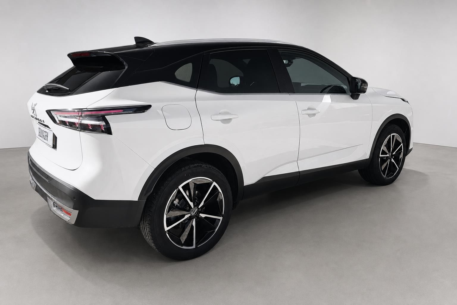 Nissan Qashqai Neuwagen in Weiß, Heck-Seitenansicht Studio
