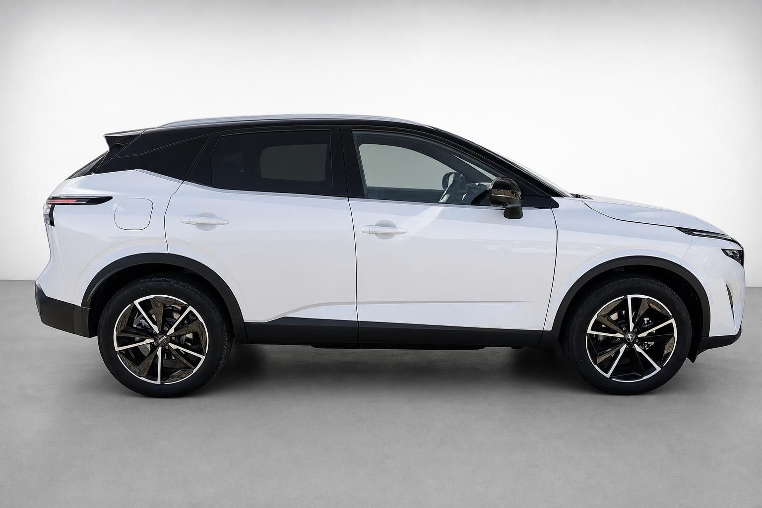 Nissan Qashqai weiß, Seitenansicht mit schwarzem Kontrastdach