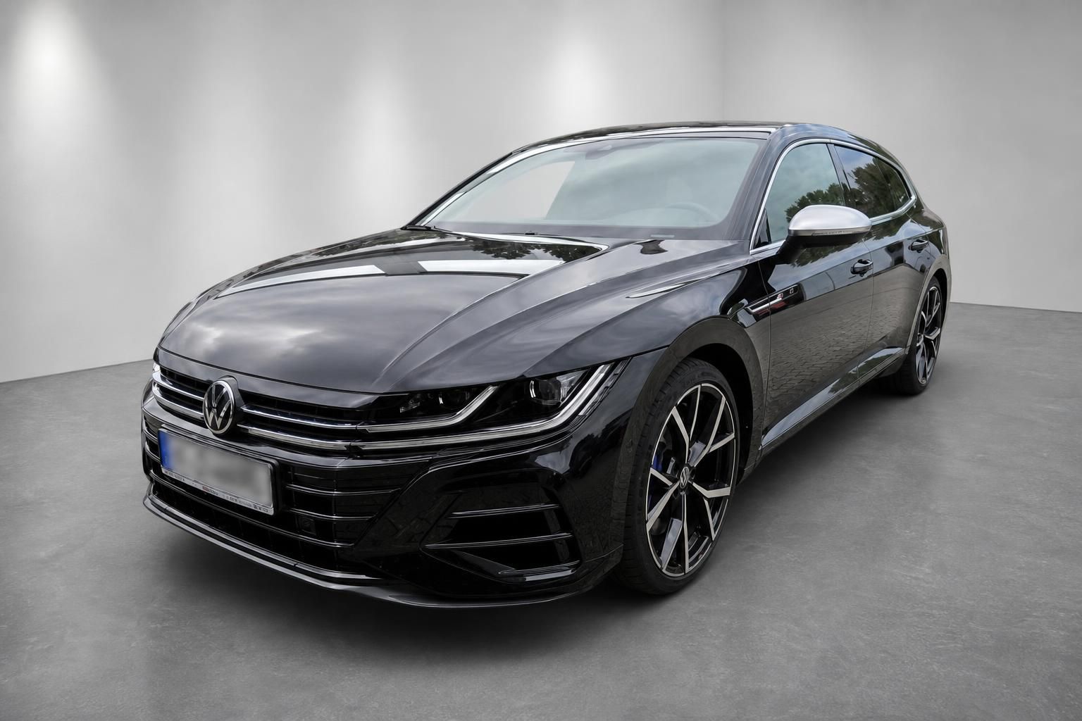 VW Arteon Shooting Brake R-Line in Schwarz, Frontansicht schraeg