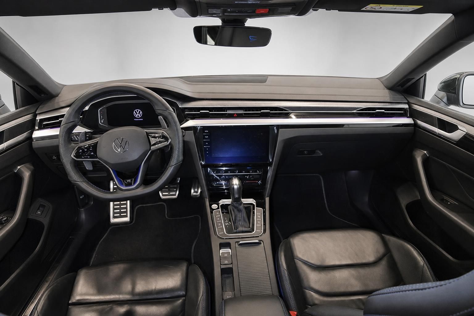VW Arteon Innenraum mit Lederausstattung und digitalem Cockpit